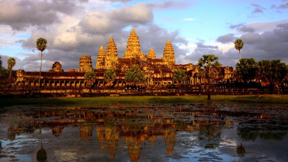 Blick auf Angkor Wat bei Sonnenuntergang mit Reflektion im Wasser