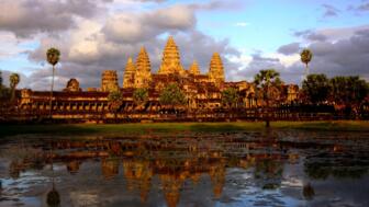Blick auf Angkor Wat bei Sonnenuntergang mit Reflektion im Wasser