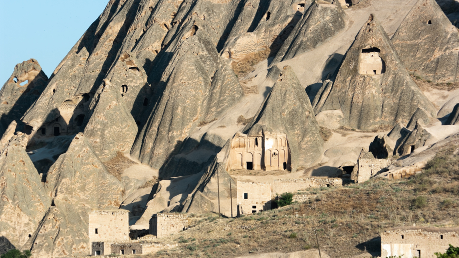 tuerkei-kappadokien-tukap-selime-steinkirsche-und-hiehlen-haeuser-in-den-felsformen-des-dorfes-yaprakhisar-ihlara-tal-shutterstock_94777675.jpg