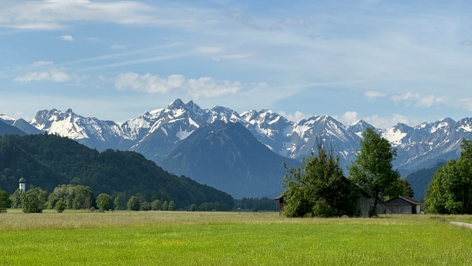 Der Ausblick auf die umliegende Bergwelt des Kleinwalsertals und Allgäus.
