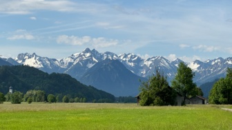 Der Ausblick auf die umliegende Bergwelt des Kleinwalsertals und Allgäus.