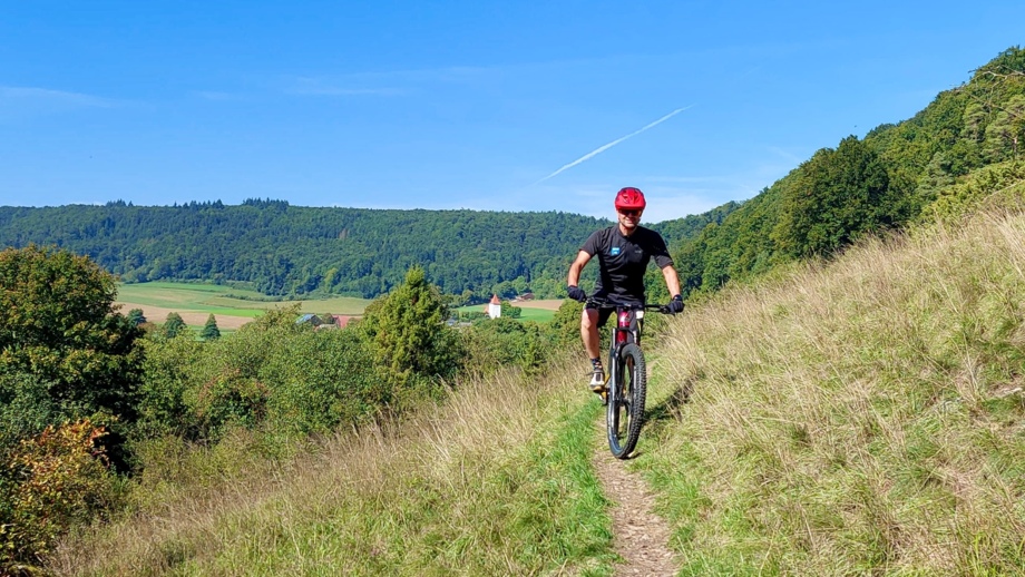 Ein Mountainbiker auf ein Singletrail im Altmühltal.