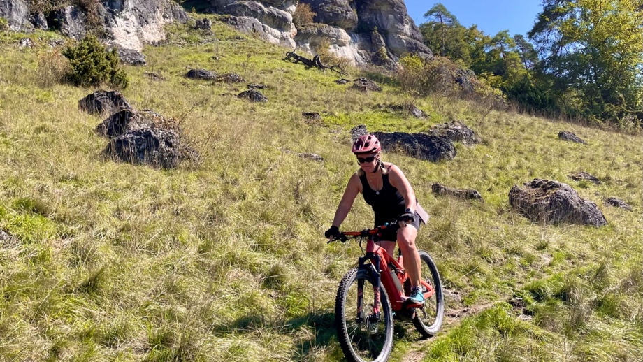 Ein Mountainbiker auf ein Singletrail im Altmühltal.