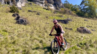 Ein Mountainbiker auf ein Singletrail im Altmühltal.