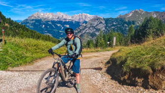 Ein MTB unterwegs auf den Trails in den Dolomiten.
