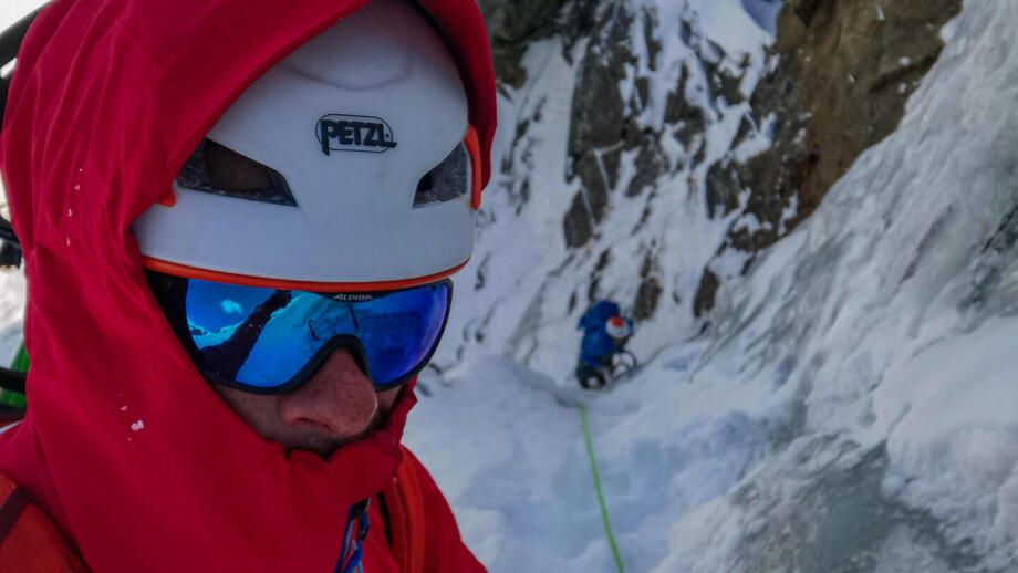 Nahaufnahme eines Eiskletterers in einer Nordwand