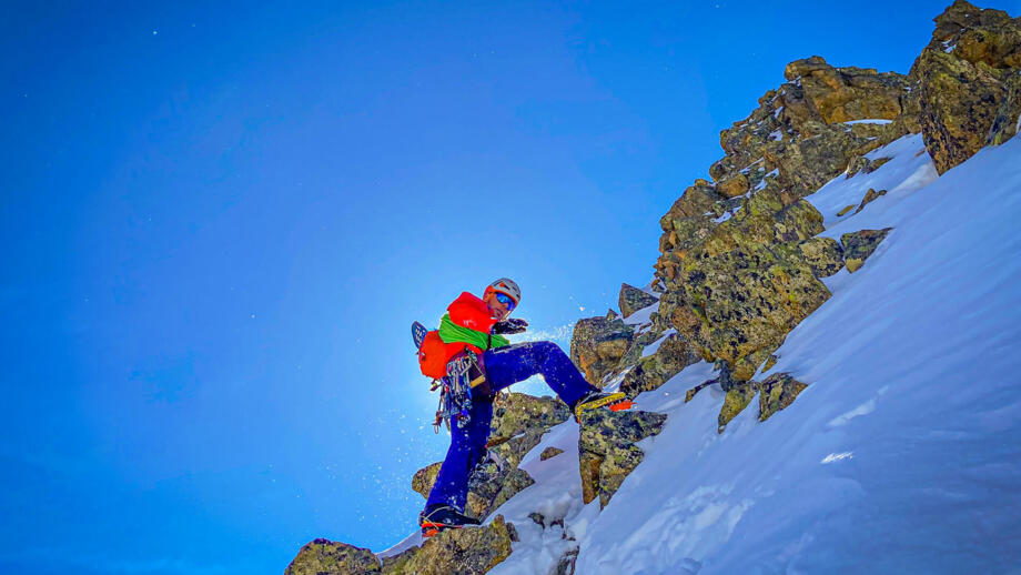 Alpinist in einer Felswand mit kombiniertem Gelände