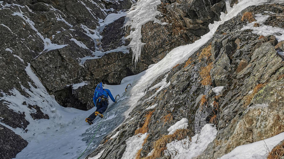 Steile Felswand mit Eis von unten