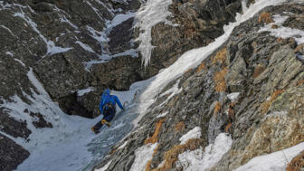 Steile Felswand mit Eis von unten