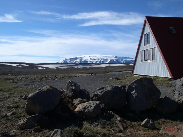 Hütte Island mit Blick auf Berge im Hintergrund