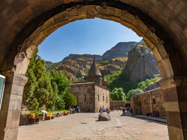 Ein Kloster in Armenien, der Himmel ist blau und die Sonne scheint.