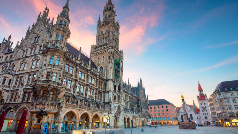 deutschland-muenchen-marienplatz-alpenüberquerung-aqven1-shutterstock-1098062294.jpg