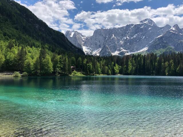 Ein türkisblauer Bergsee. Um den Bergsee sind die Berge.