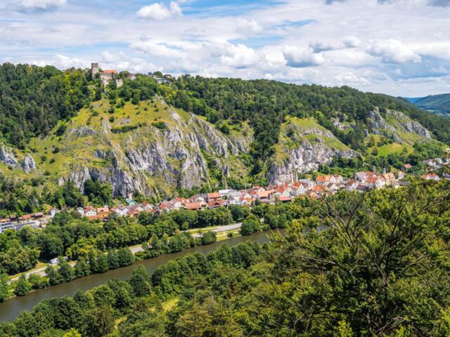 Ein Fluss schlängelt sich durch eine Landschaft