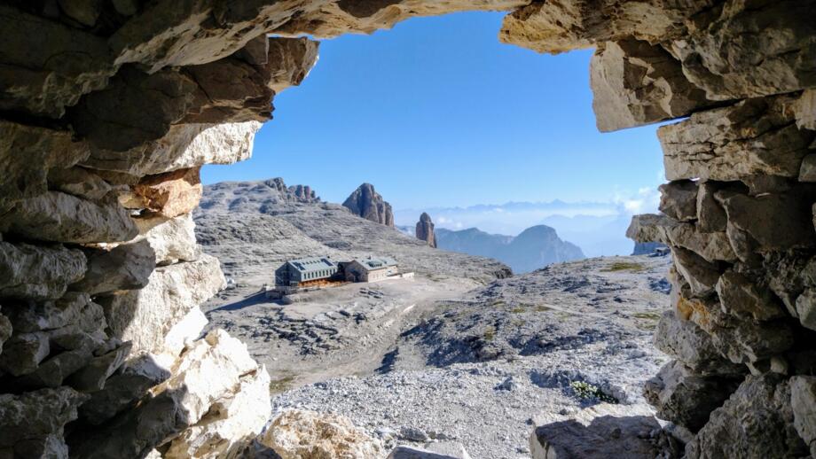 Rifugio Boè oder Boè-Hütte in der Sellagruppe in den Dolomiten, aufgenommen aus einer Felsformation.