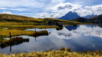Glittner See in den Dolomiten, Südtirol. Im Hintergrund der markante Peitlerkofel.