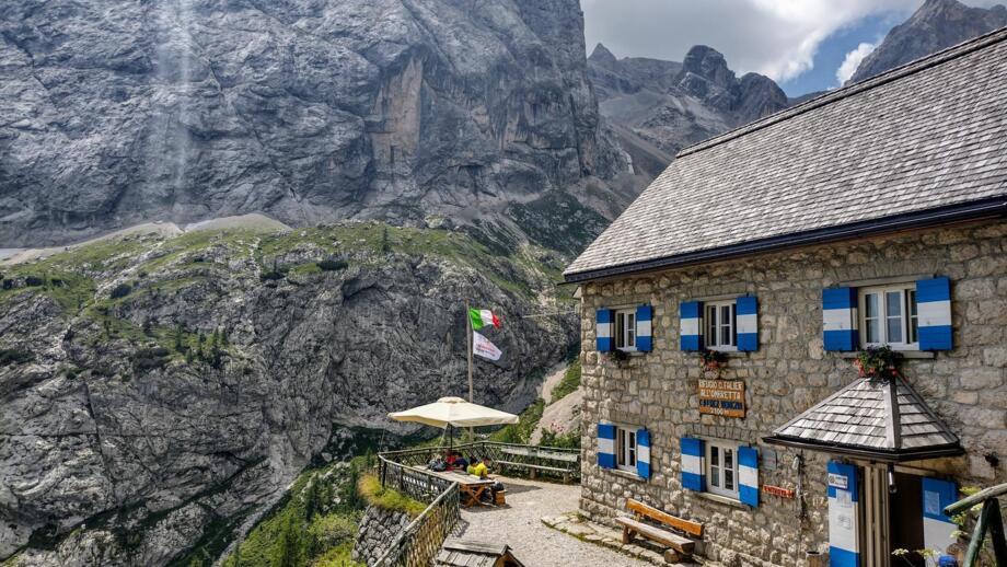 Rifugio Falier all'Ombretta, eine Berghütte in den Dolomiten, Italien.