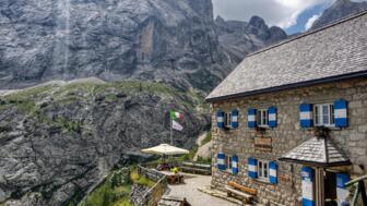 Rifugio Falier all'Ombretta, eine Berghütte in den Dolomiten, Italien.
