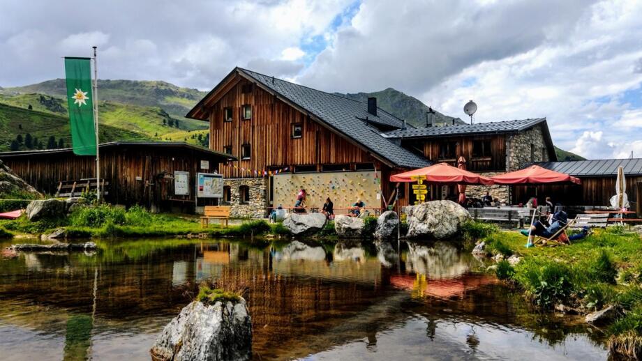 Lizumer Hütte, eine Berghütte in den Tuxer Alpen in Österreich.