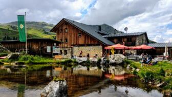 Lizumer Hütte, eine Berghütte in den Tuxer Alpen in Österreich.