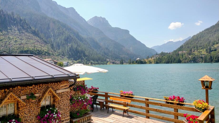 Malerische Ansicht des Alleghe Sees in den Dolomiten, Italien.
