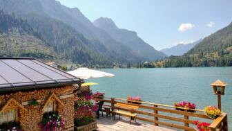 Malerische Ansicht des Alleghe Sees in den Dolomiten, Italien.