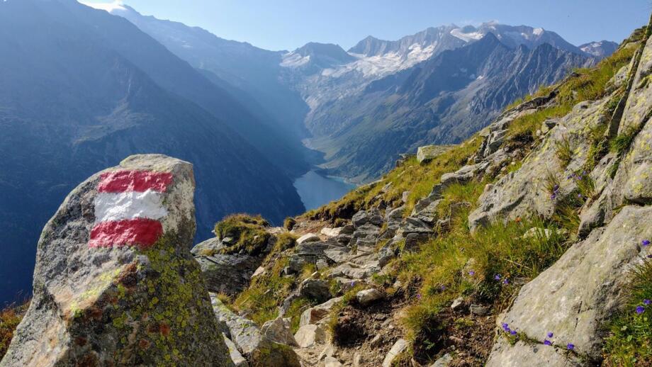 Ein Wanderweg in den Zillertaler Alpen, der zur Olpererhütte führt, mit Blick auf den Schlegeisspeicher.