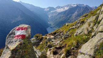 Ein Wanderweg in den Zillertaler Alpen, der zur Olpererhütte führt, mit Blick auf den Schlegeisspeicher.