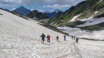 Abstieg der Wandergruppe am Schneefeld