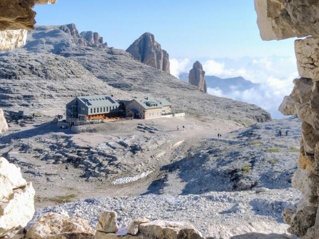 Hüttenblick in den Dolomiten