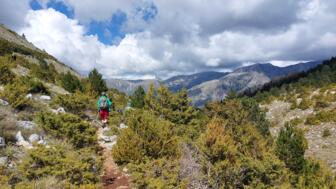 Eine Wandergruppe auf einem schmalen Wanderpfad in den albanischen Bergen