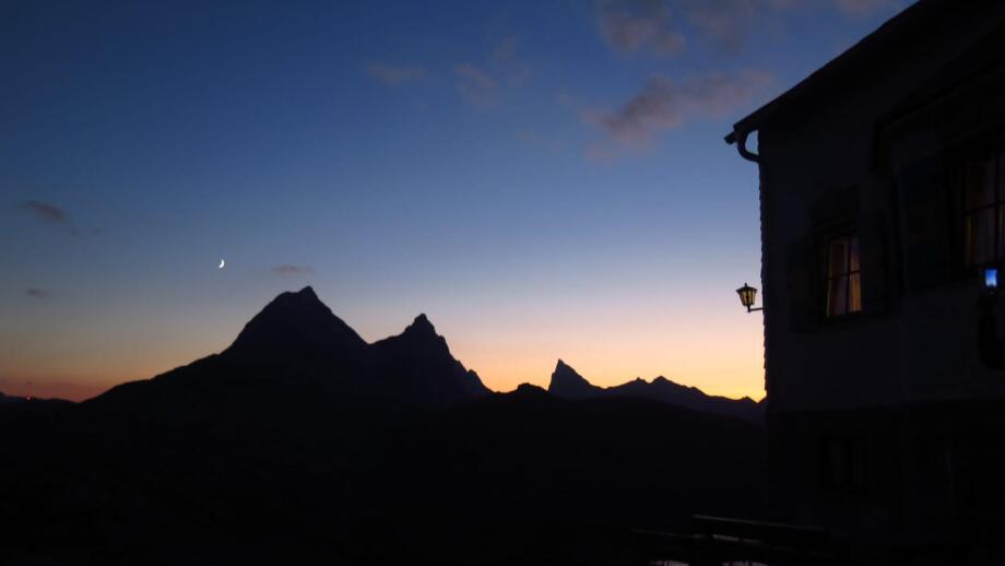 Leutkircher Hütte bei Sonnenuntergang