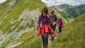 Familie auf einem Bergpfad