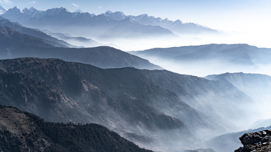 Nebelverhangene Berge in Nepal