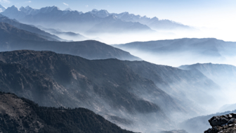 Nebelverhangene Berge in Nepal