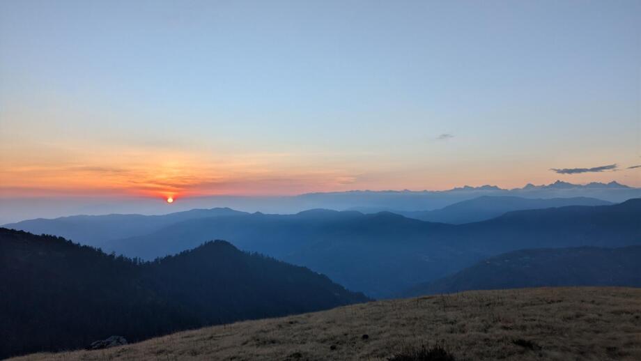 Sonneuntergang über den Bergen in Nepal