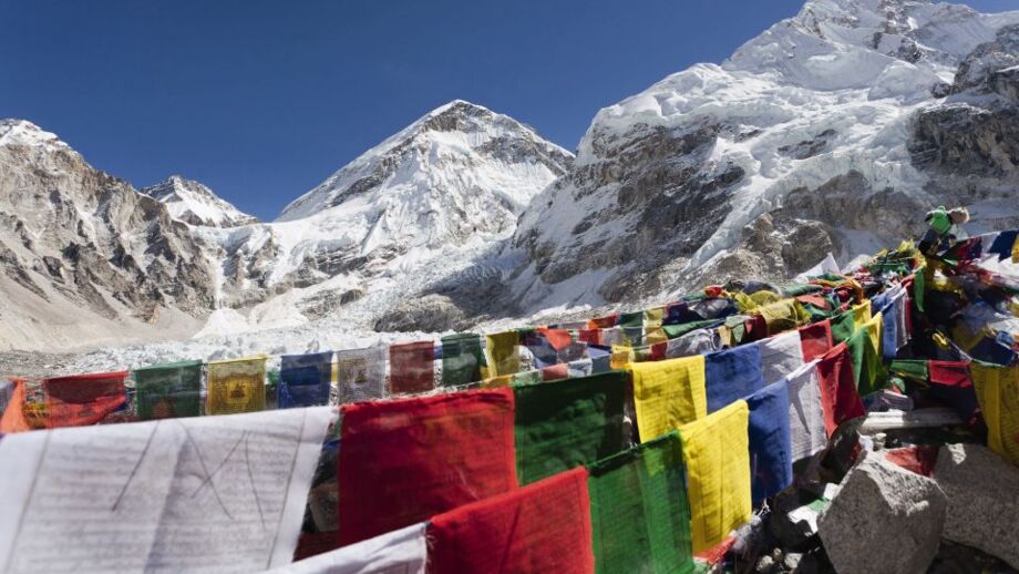 Blick vom Basislager des Mount Everest mit Reihen von buddhistischen Gebetsfahnen - Sagarmatha-Nationalpark