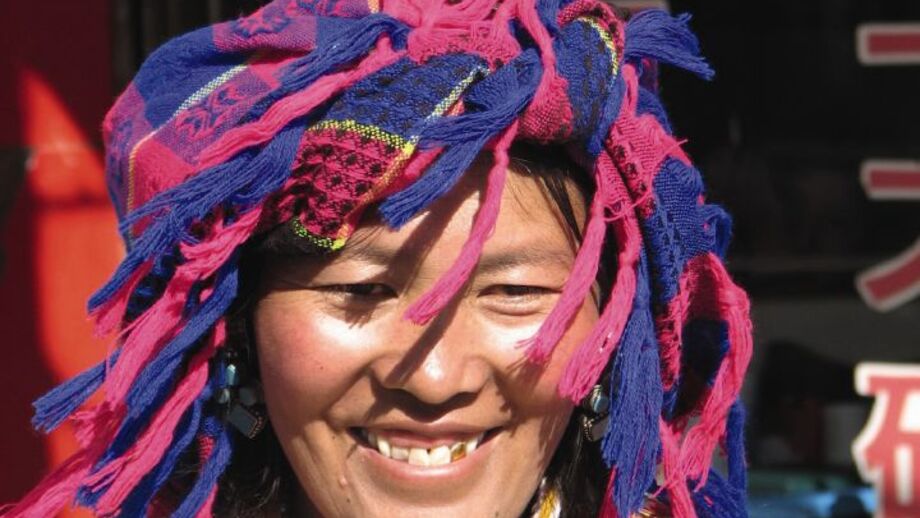 Traditionell gekleidete einheimische Frau mit einem rosa lila Turban auf dem Kopf