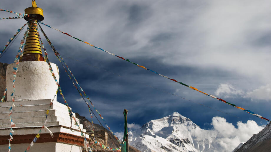 Höchstes Kloster der Welt Rongbuk Kloster und Everest im Hintergrund