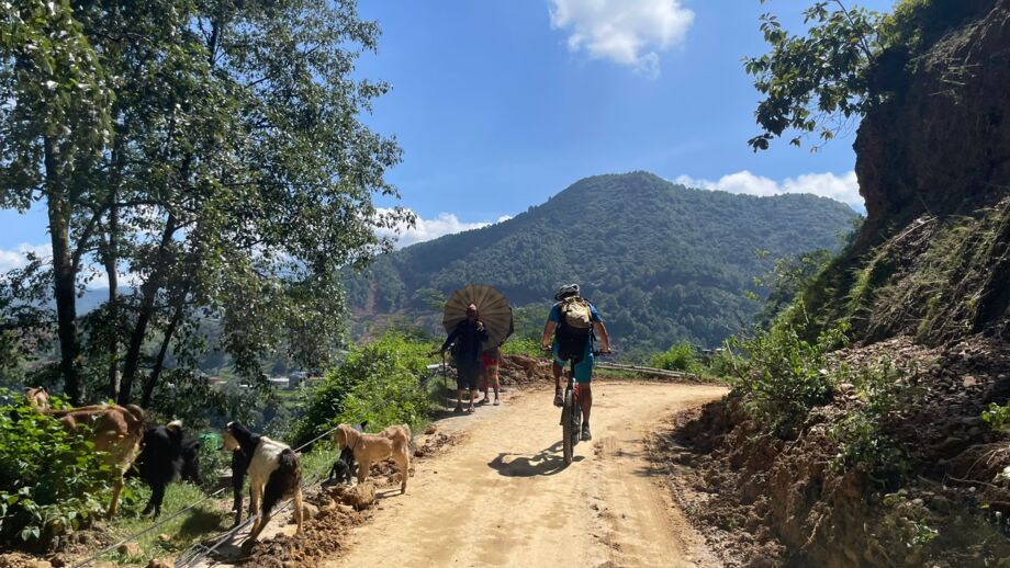 Ein Mountainbiker in Nepal