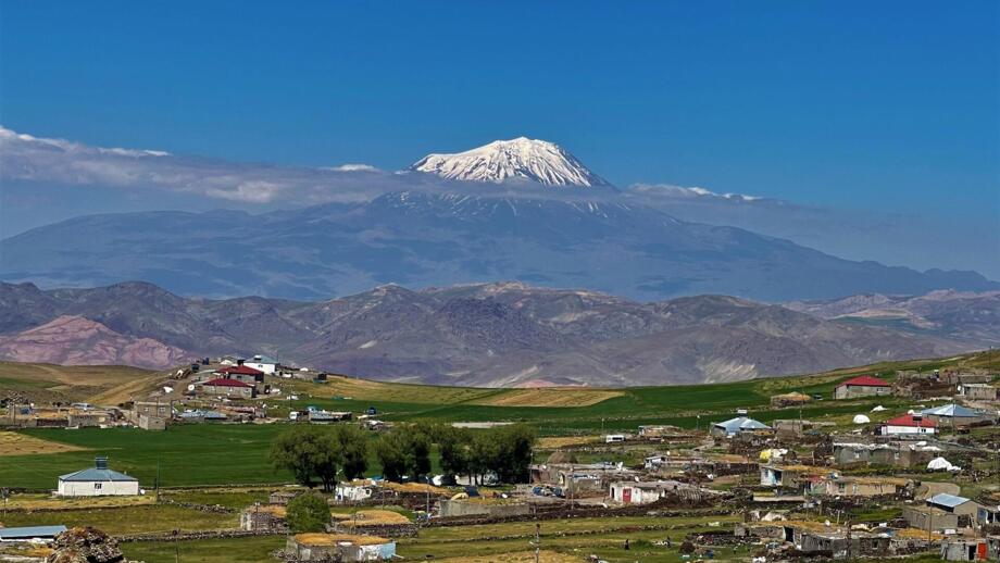 Ein Dorf zu Fuße des Ararats