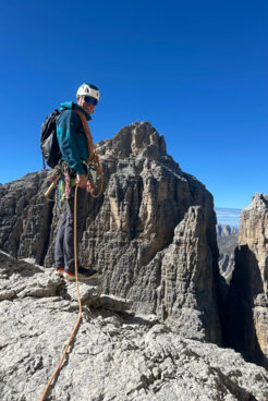 Bergführer Korbinian Grünauer bei strahlendem Sonnenschein am Berg
