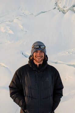 Bergführer Alexander Brückler vor einem Gletscher