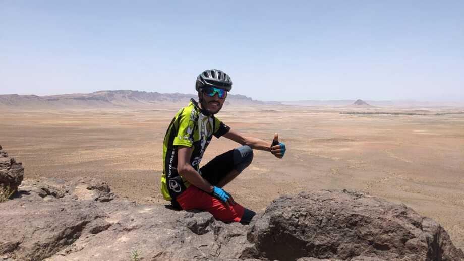 Ein marokkanischer Mountainbike Guide in der Wüste.
