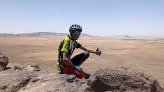 Ein marokkanischer Mountainbike Guide in der Wüste.