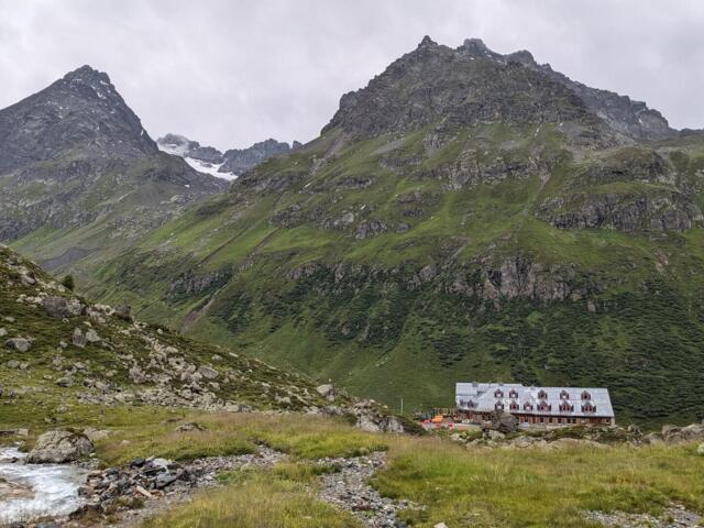 Aussicht auf Jamtalhütte im Hinteren Jamtal