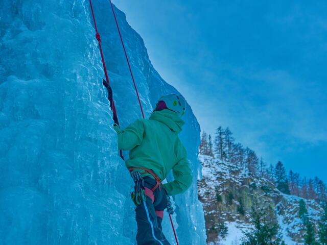 Eiskletterin am Eisfall beim Eisklettern