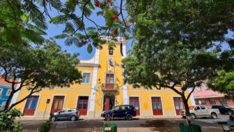 Ein gelbes monumentales Gebäude in Praia