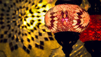 Rötlich leutende Lampe im Oman