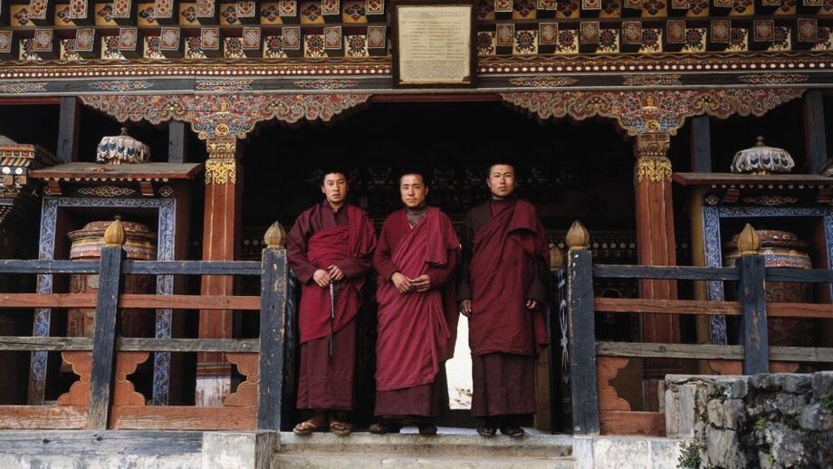 Drei Mönche vor einem Gebetstempel